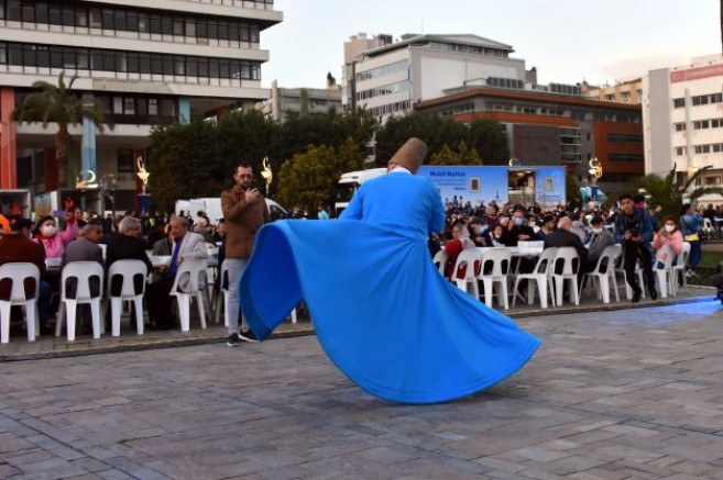 İzmirliler Ramazan ayının ilk iftarında Konak Atatürk Meydanı'nda buluştu