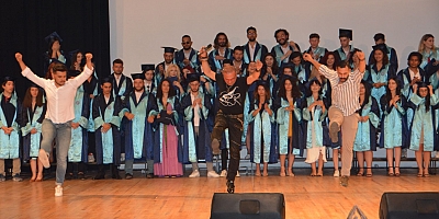 EÜ Çeşme Turizm Fakültesinden şenlik tadında mezuniyet töreni