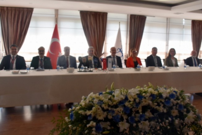 DEÜ'DE BASIN BULUŞMASI: REKTÖR BAYRAM YILMAZ İKİ YENİ PROGRAMI TANITTI