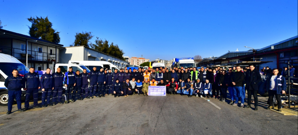 İzmir İBB'den 71 kişilik ilk ekip, afet bölgesine yola çıktı