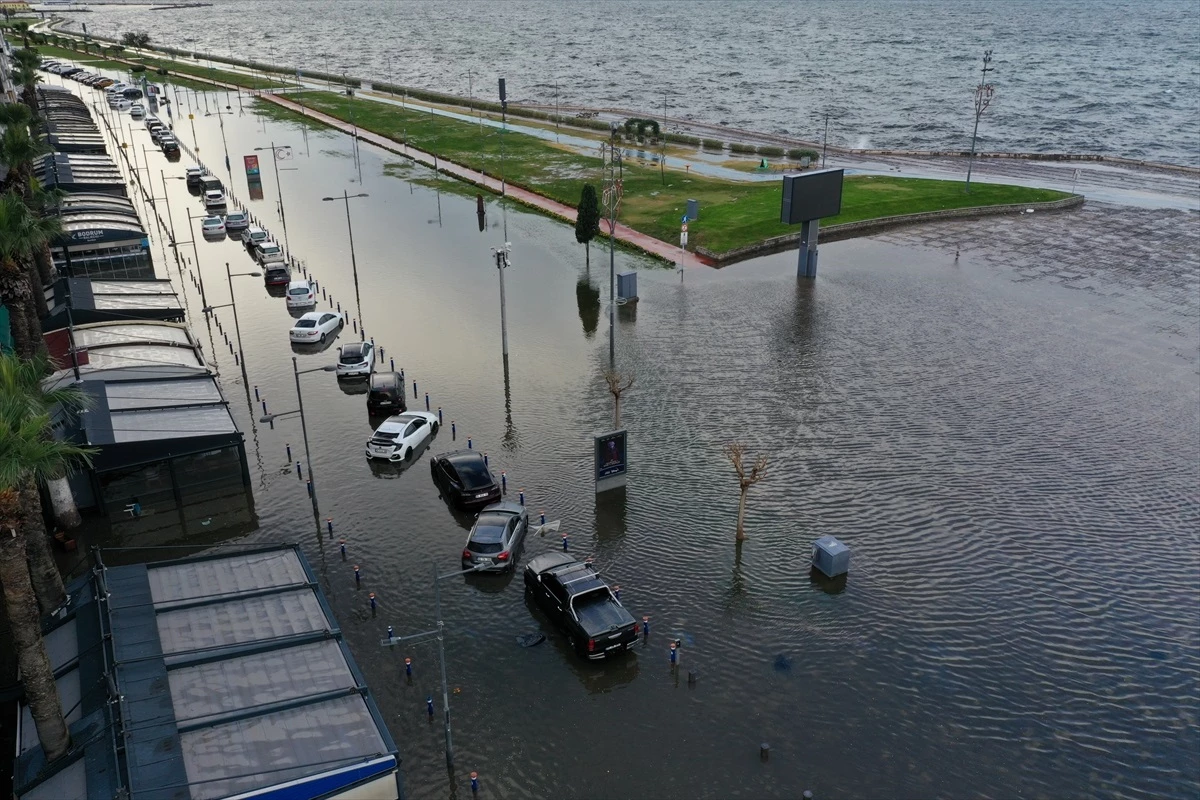 İzmir'de Şiddetli Yağış ve Fırtına; Tsunami Etkisi Yarattı