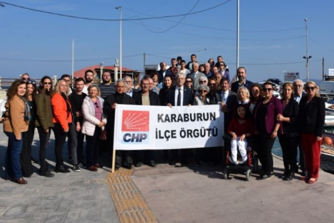 Karaburun’da CHP’nin Rozet Takma Töreni Yapıldı 