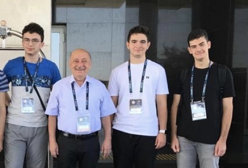 İzmir Amerikan Koleji Öğrencileri Tübitak Olimpiyatları’ na Hazır