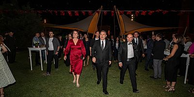 İzmir’de kurtuluş kutlamaları resepsiyonla başladı