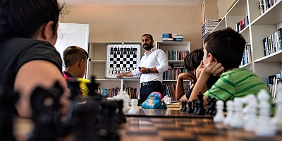 Köylerde çocuklara satranç eğitimi