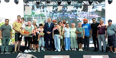 URLA’DA GELENEKSEL BAĞBOZUMU ŞENLİKLERİ RENKLİ GÖRÜNTÜLERLE BAŞLADI