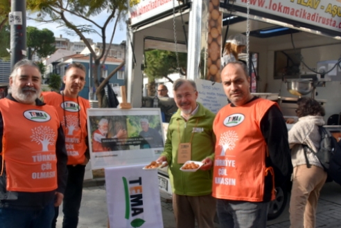 TEMA Vakfı İzmir İl Temsilciliği Kurucu Onursal Başkanları için lokma döktürdü