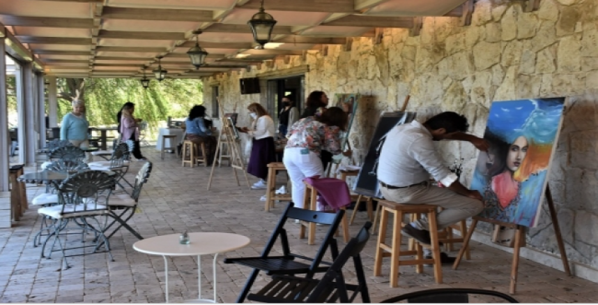 Tuvallere şarap ve kadın yansıtıldı