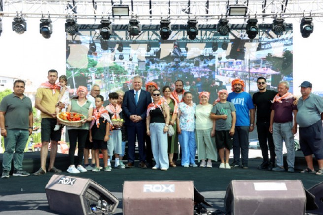 URLA’DA GELENEKSEL BAĞBOZUMU ŞENLİKLERİ RENKLİ GÖRÜNTÜLERLE BAŞLADI