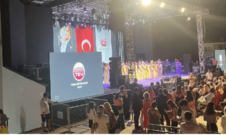 Yunan şarkıcı Despina Vandi konserinde Türk bayrağı ve Atatürk posteri krizi